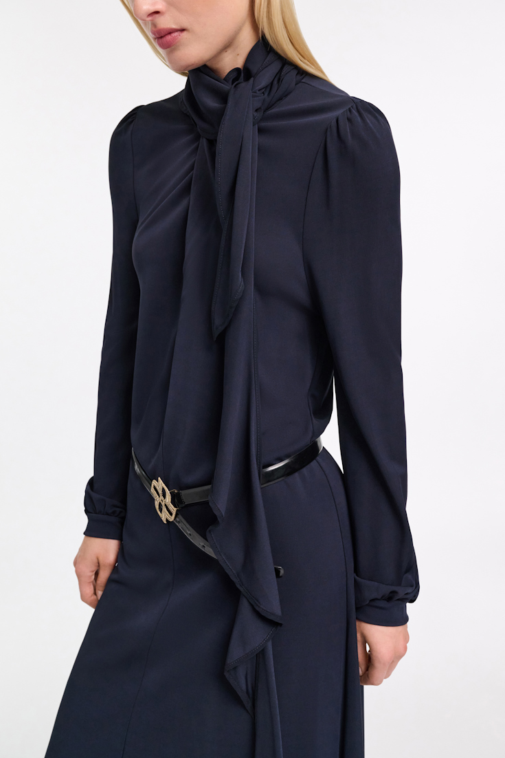 Dorothee Schumacher Kleid aus fließendem Crêpe-Jersey mit Volant dark navy