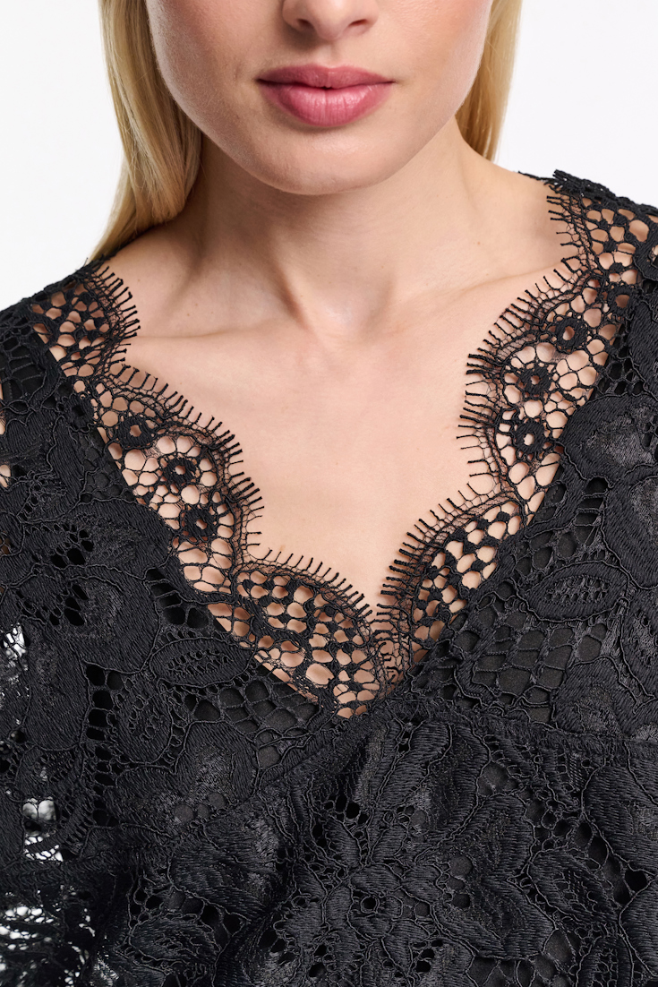 Dorothee Schumacher Verkürzte Bluse aus Spitze pure black