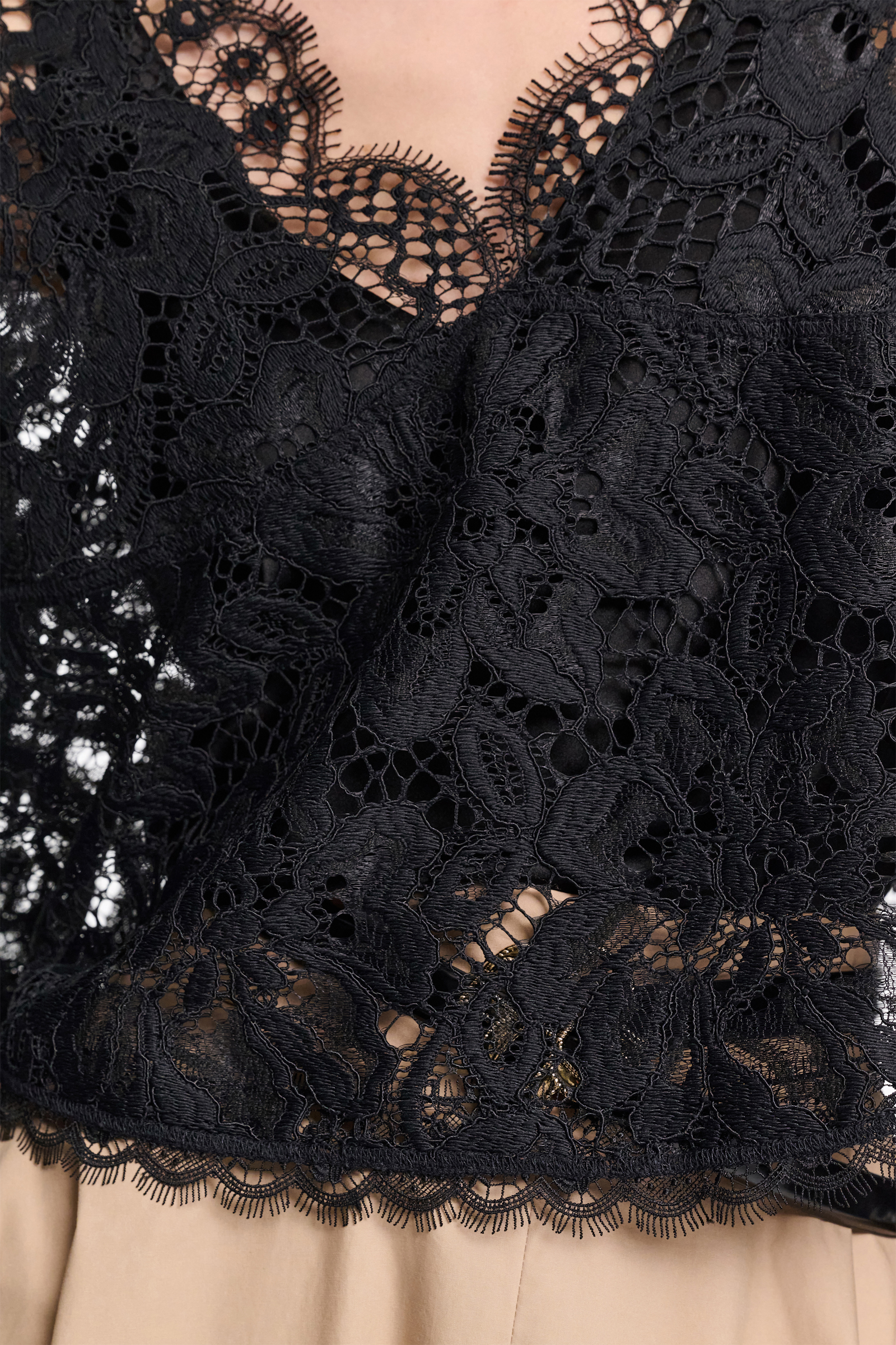 Dorothee Schumacher Verkürzte Bluse aus Spitze pure black