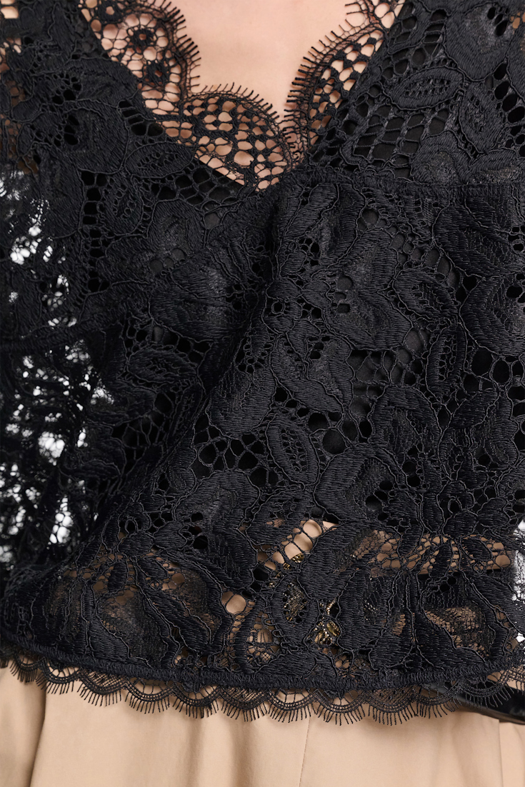 Dorothee Schumacher Verkürzte Bluse aus Spitze pure black