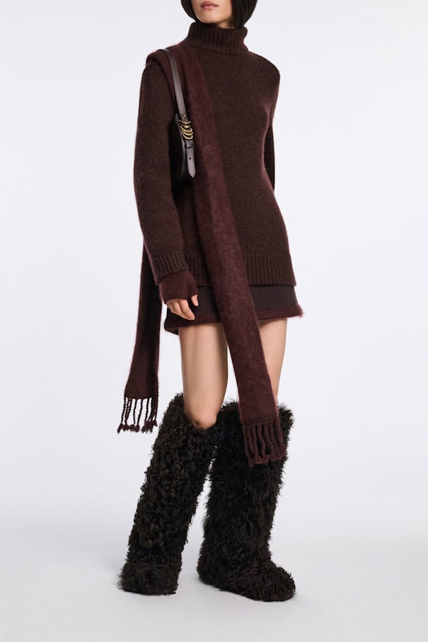 FLUFFY STATEMENT scarf