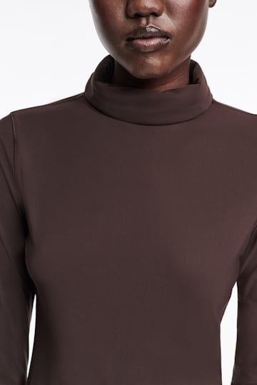 Dorothee Schumacher Longsleeve mit Rollkragen aus leichtem, technischem Jersey black chocolate