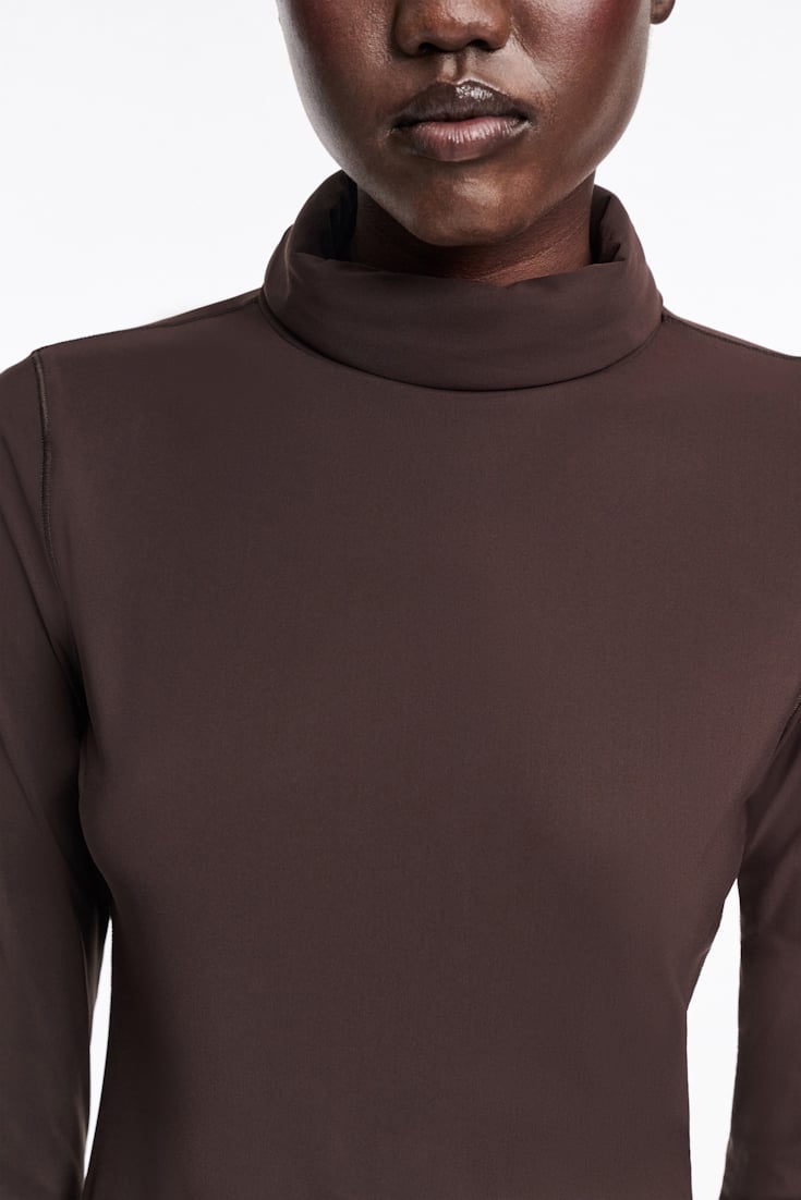 Dorothee Schumacher Longsleeve mit Rollkragen aus leichtem, technischem Jersey black chocolate