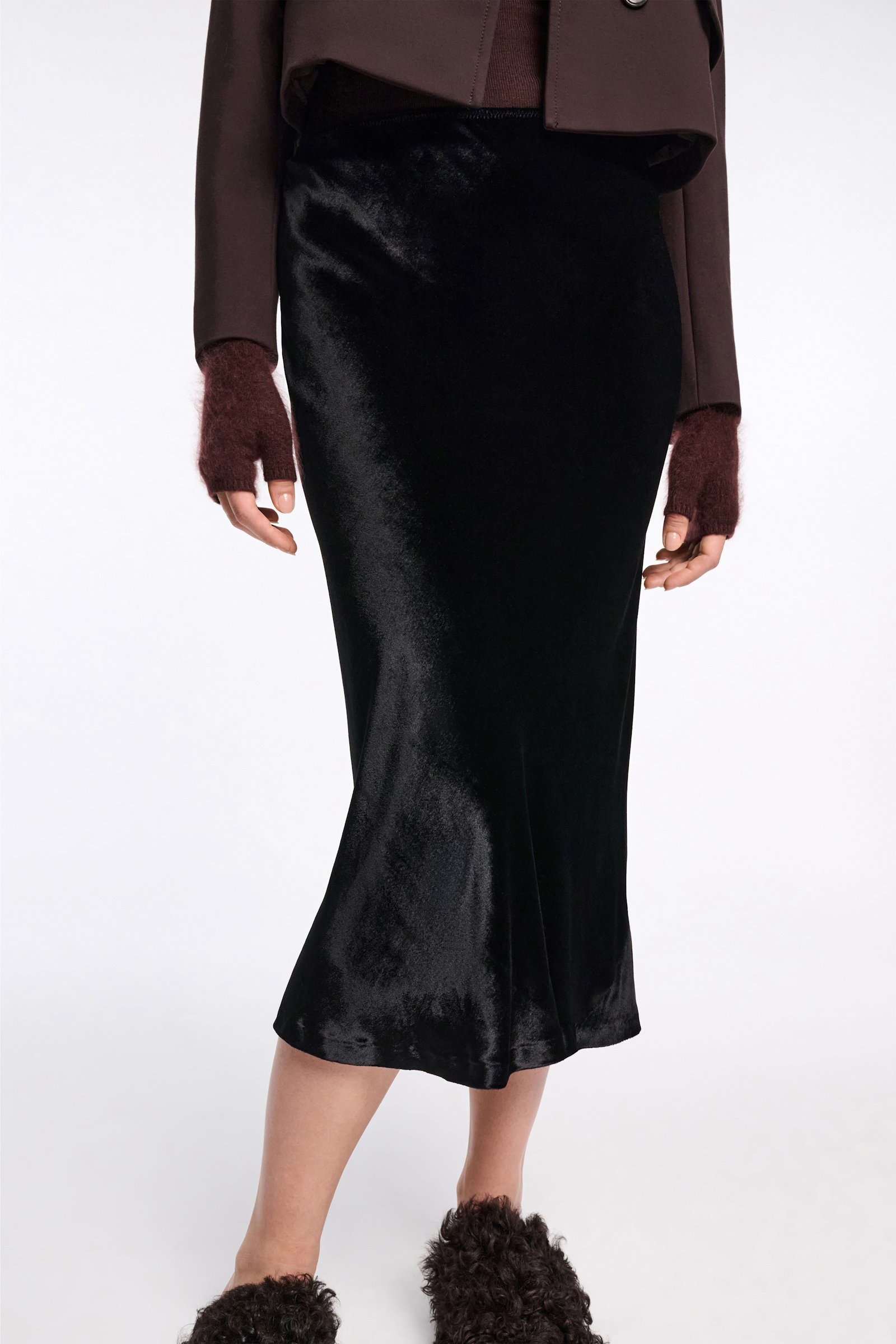 Dorothee Schumacher Bias-Cut Midi Rock aus Spiegelsamt pure black
