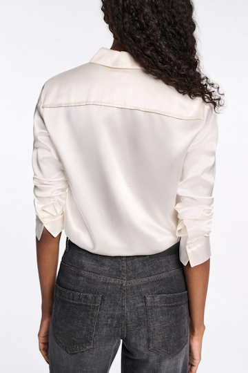 Dorothee Schumacher Bluse aus Seidensatin mit Polokragen eggshell