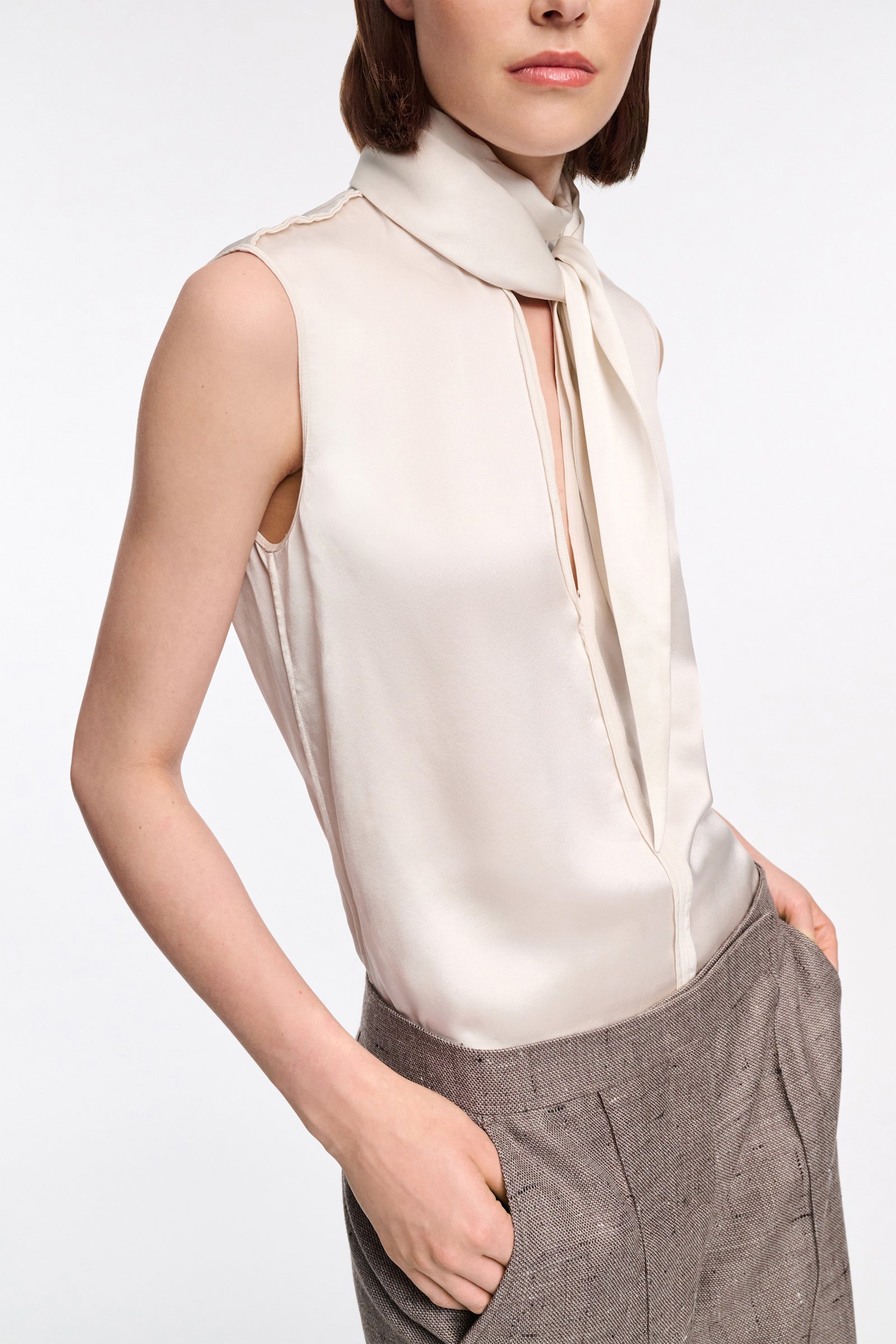 Dorothee Schumacher Ärmellose Bluse aus Seidensatin eggshell