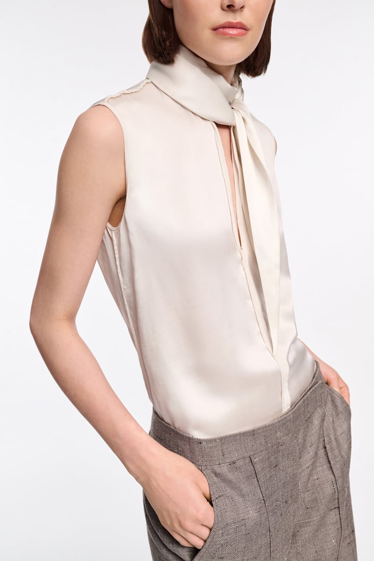 Dorothee Schumacher Ärmellose Bluse aus Seidensatin eggshell