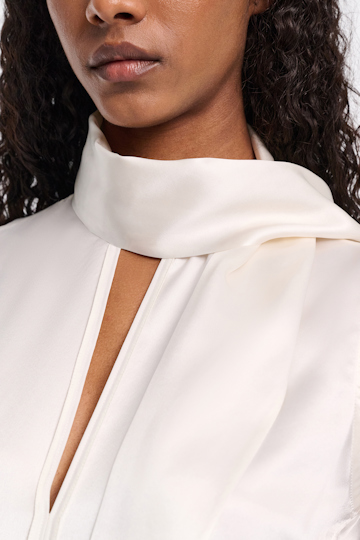 Dorothee Schumacher Ärmellose Bluse aus Seidensatin eggshell