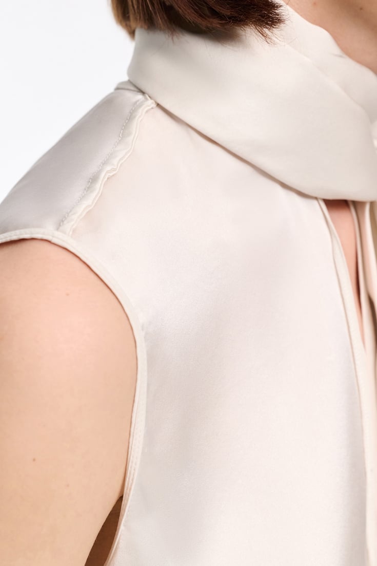 Dorothee Schumacher Ärmellose Bluse aus Seidensatin eggshell