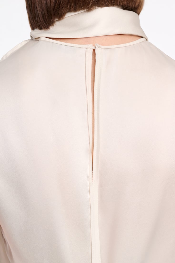 Dorothee Schumacher Ärmellose Bluse aus Seidensatin eggshell