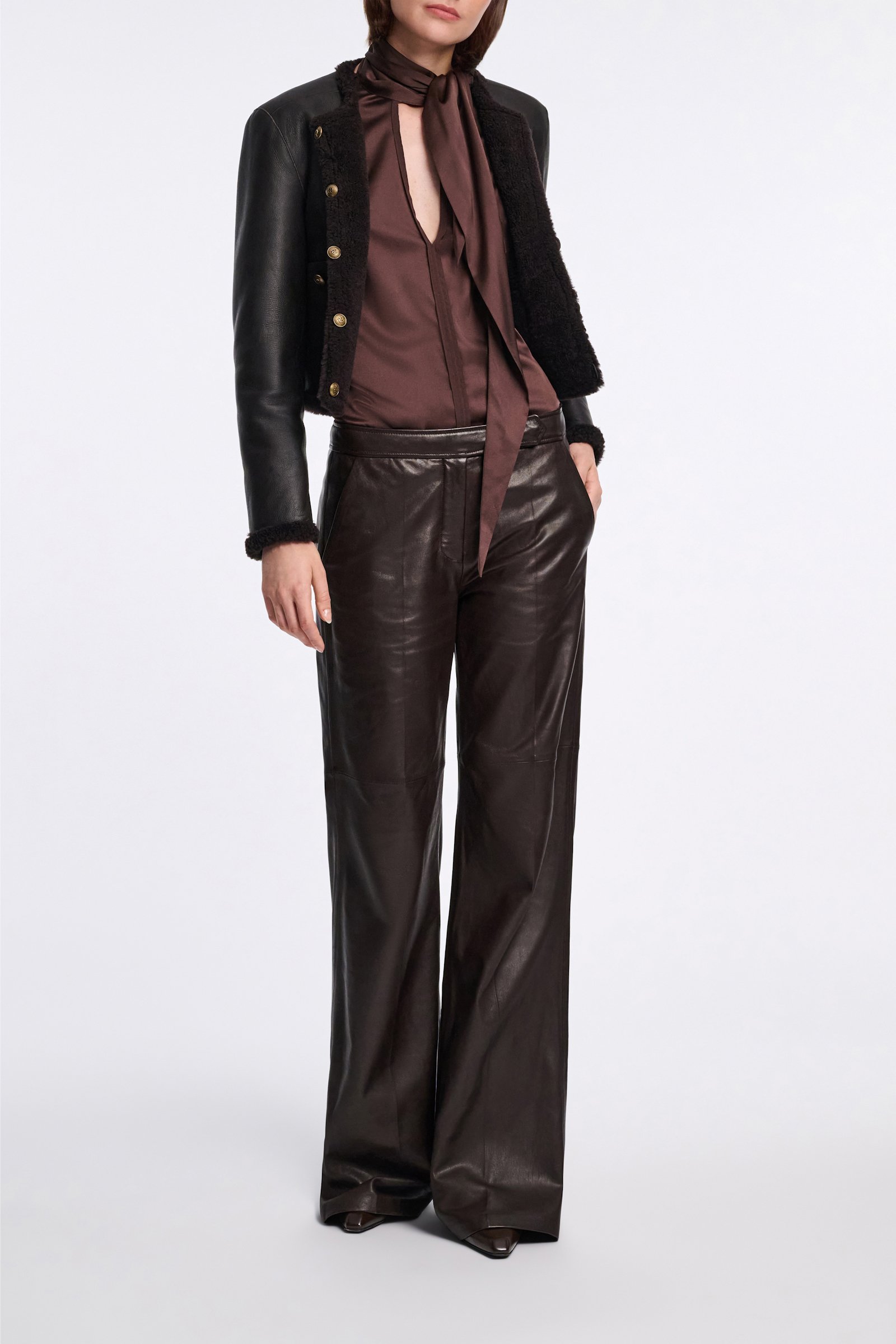 Dorothee Schumacher Ärmellose Bluse aus Seidensatin chocolate
