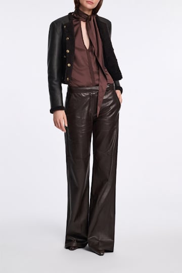 Dorothee Schumacher Ärmellose Bluse aus Seidensatin chocolate