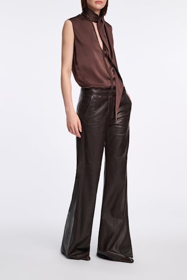 Dorothee Schumacher Ärmellose Bluse aus Seidensatin chocolate
