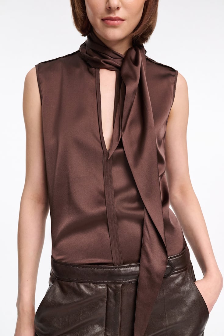 Dorothee Schumacher Ärmellose Bluse aus Seidensatin chocolate