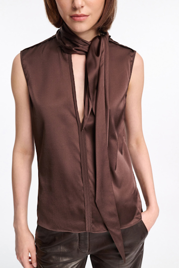 Dorothee Schumacher Ärmellose Bluse aus Seidensatin chocolate