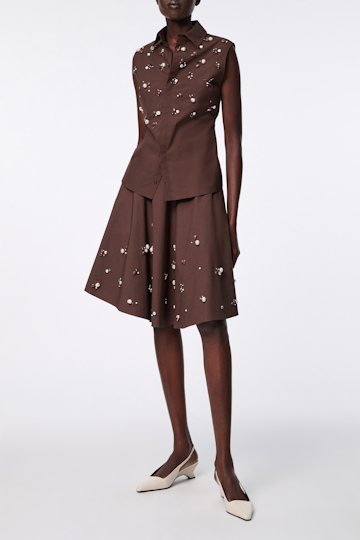 Dorothee Schumacher Von Hand bestickte, ärmellose Bluse chocolate