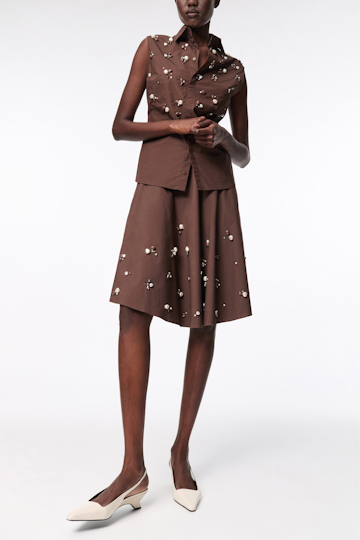 Dorothee Schumacher Von Hand bestickte, ärmellose Bluse chocolate