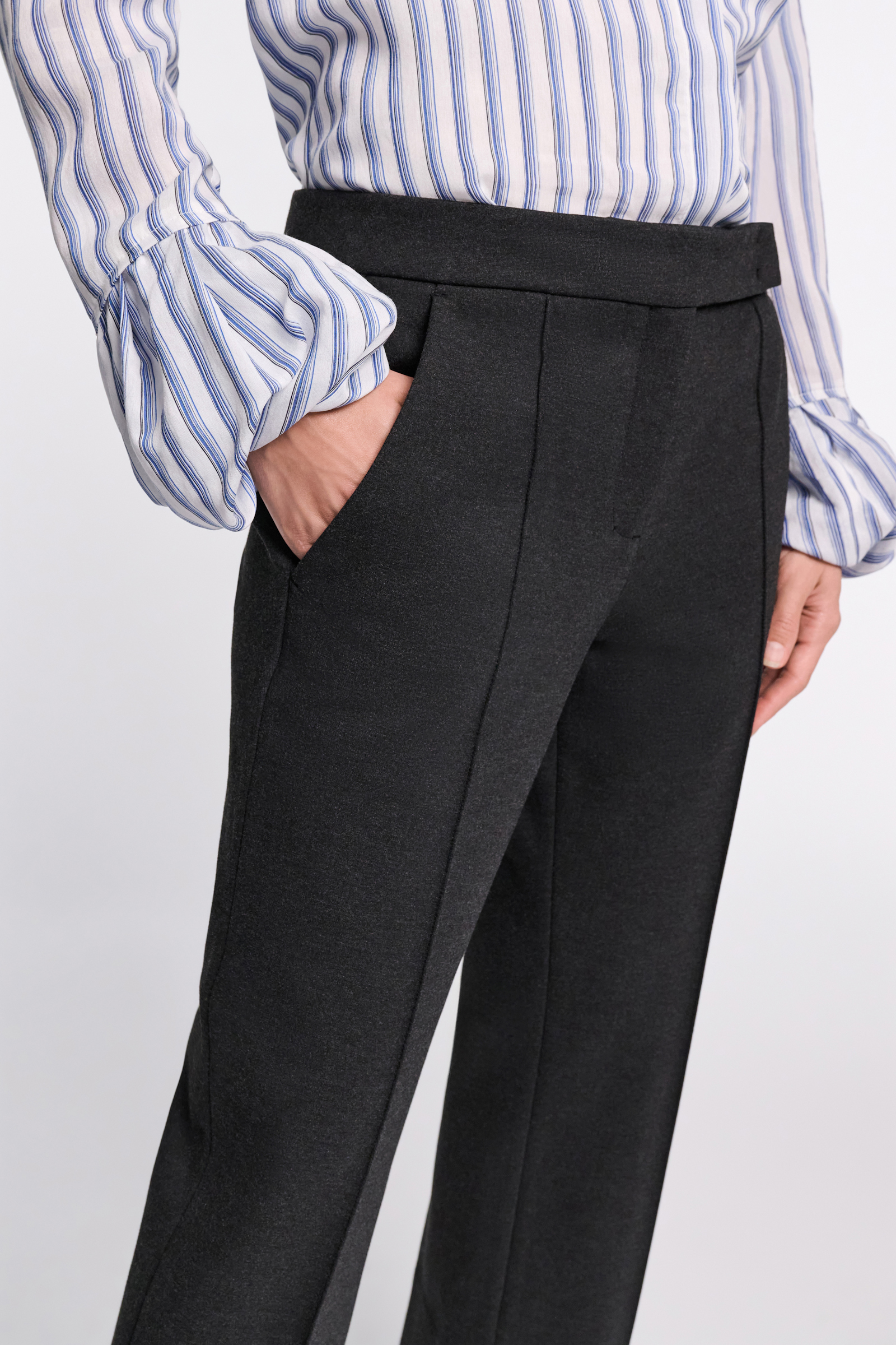 Dorothee Schumacher Hose mit schmalem Bein aus Punto Milano charcoal melange