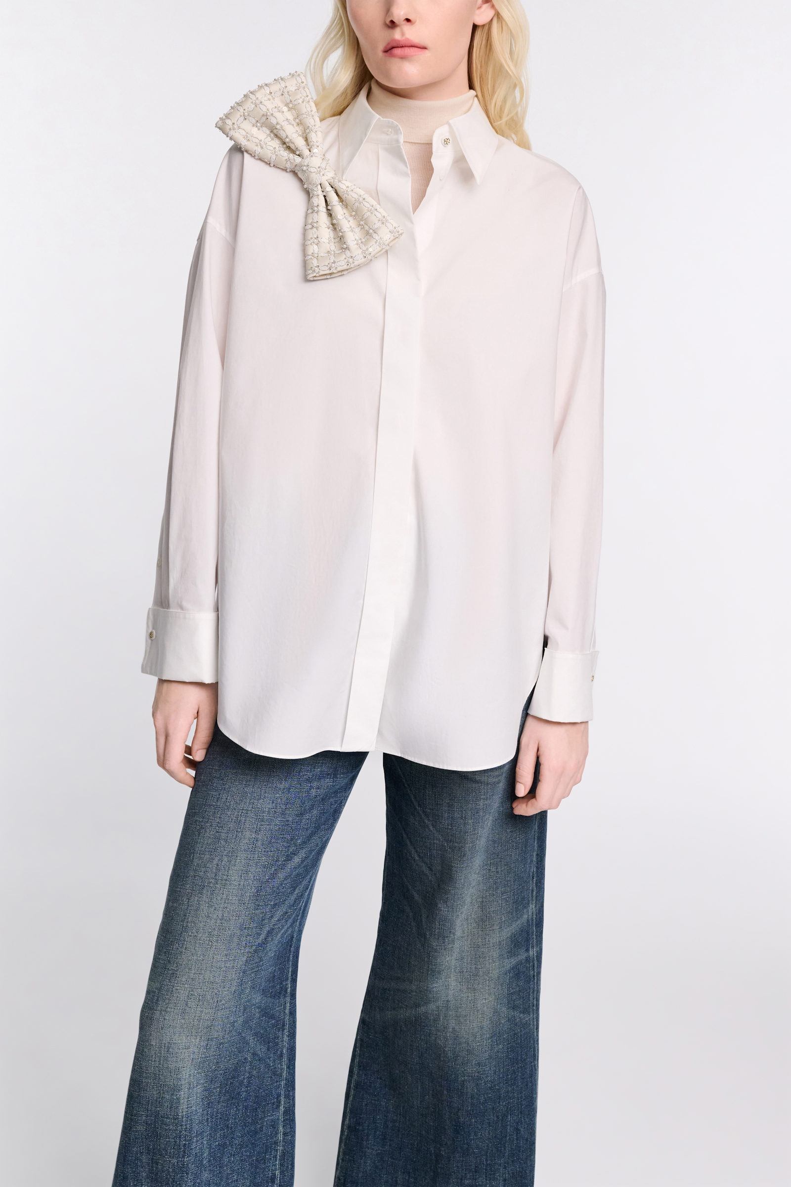 Dorothee Schumacher Hemd mit Bow-Brosche aus Baumwoll-Popeline white pearl