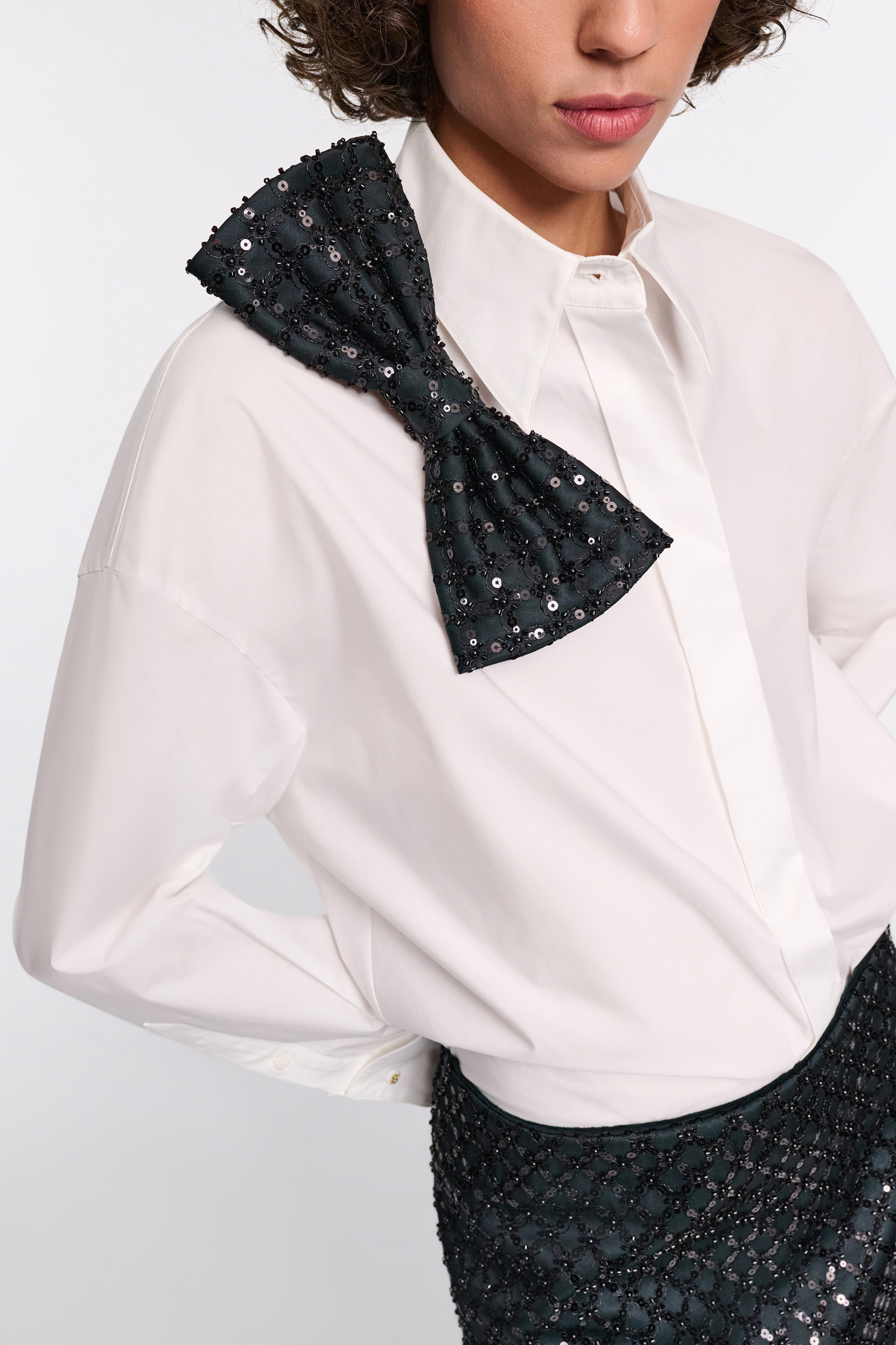 Dorothee Schumacher Hemd mit Bow-Brosche aus Baumwoll-Popeline white graphite