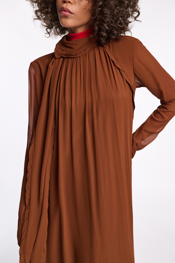 Dorothee Schumacher Kleid mit Rollkragen und langem Schal-Detail aus Georgette caramello