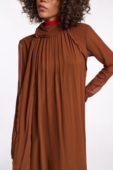 Dorothee Schumacher Kleid mit Rollkragen und langem Schal-Detail aus Georgette caramello