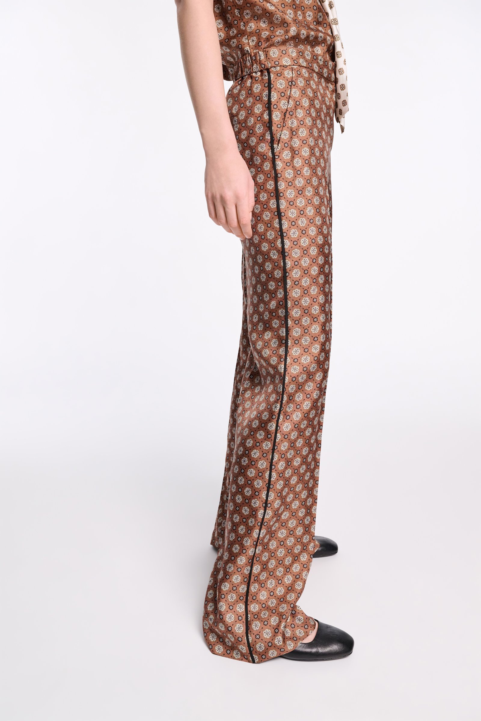 Dorothee Schumacher Hose aus bedrucktem Seidentwill brown big tie