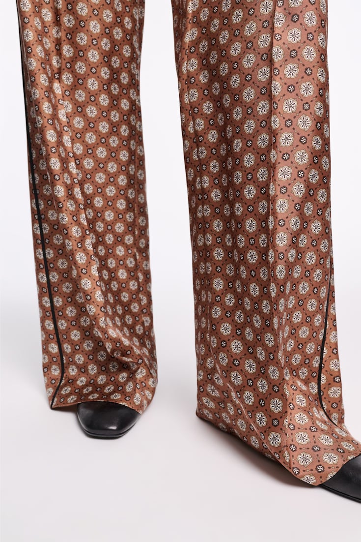 Dorothee Schumacher Hose aus bedrucktem Seidentwill brown big tie