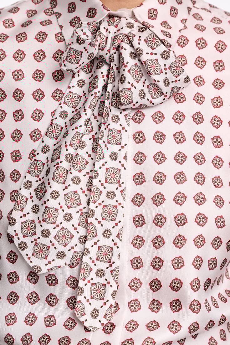 Dorothee Schumacher Bluse mit abnehmbarer Krawattenschleife aus bedrucktem Seidentwill rose mini tie