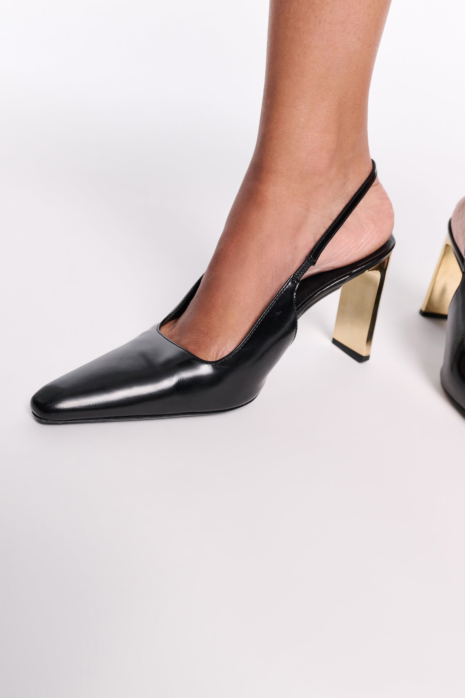 Dorothee Schumacher Slingback Pumps mit goldenem Absatz pure black