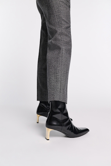 Dorothee Schumacher Ankle Boots mit goldenem Absatz pure black