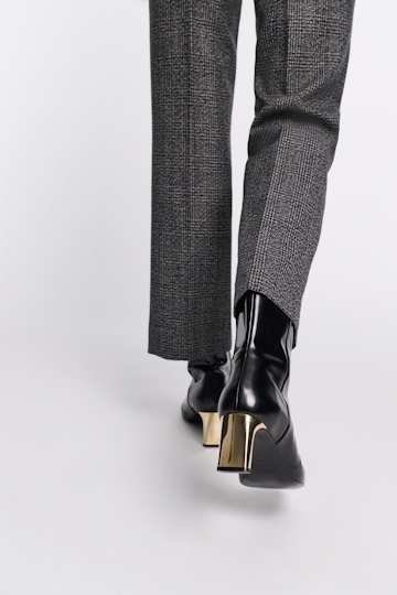 Dorothee Schumacher Ankle Boots mit goldenem Absatz pure black