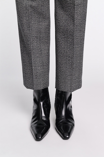 Dorothee Schumacher Ankle Boots mit goldenem Absatz pure black