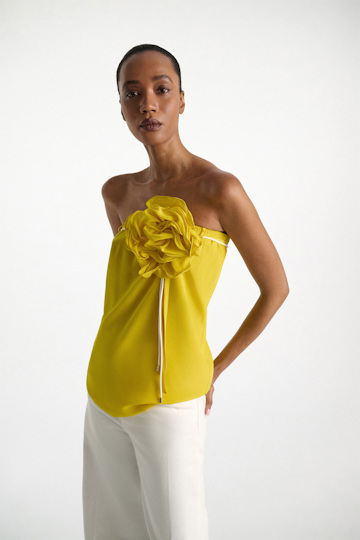 Dorothee Schumacher Seidenrock–Tube-Top Hybrid mit Maxi-Blumenbrosche sun