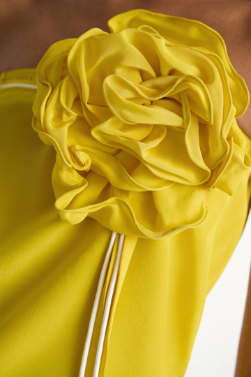 Dorothee Schumacher Seidenrock–Tube-Top Hybrid mit Maxi-Blumenbrosche sun