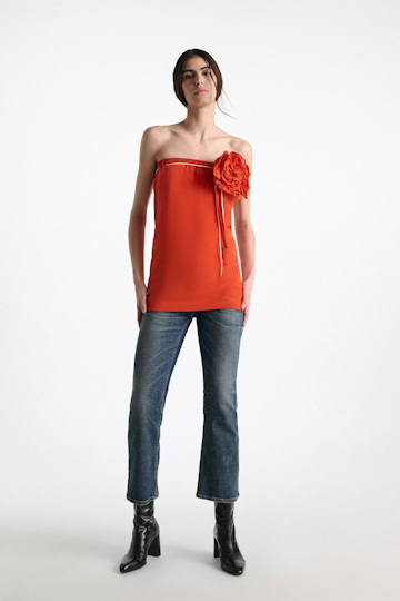 Dorothee Schumacher Seidenrock–Tube-Top Hybrid mit Maxi-Blumenbrosche orange