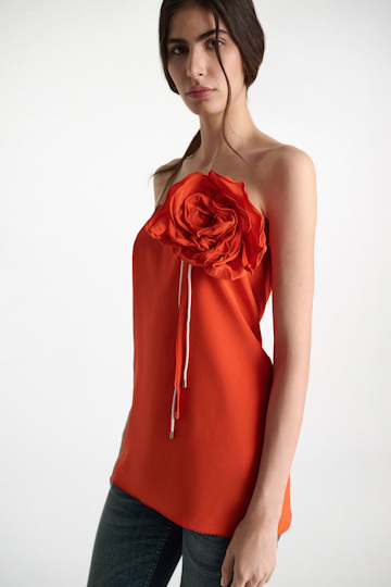 Dorothee Schumacher Seidenrock–Tube-Top Hybrid mit Maxi-Blumenbrosche orange