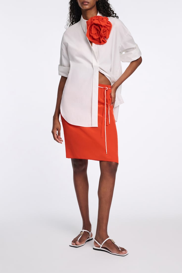 Dorothee Schumacher Seidenrock mit Maxi-Blumenbrosche orange