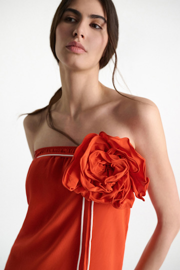 Dorothee Schumacher Seidenrock–Tube-Top Hybrid mit Maxi-Blumenbrosche orange