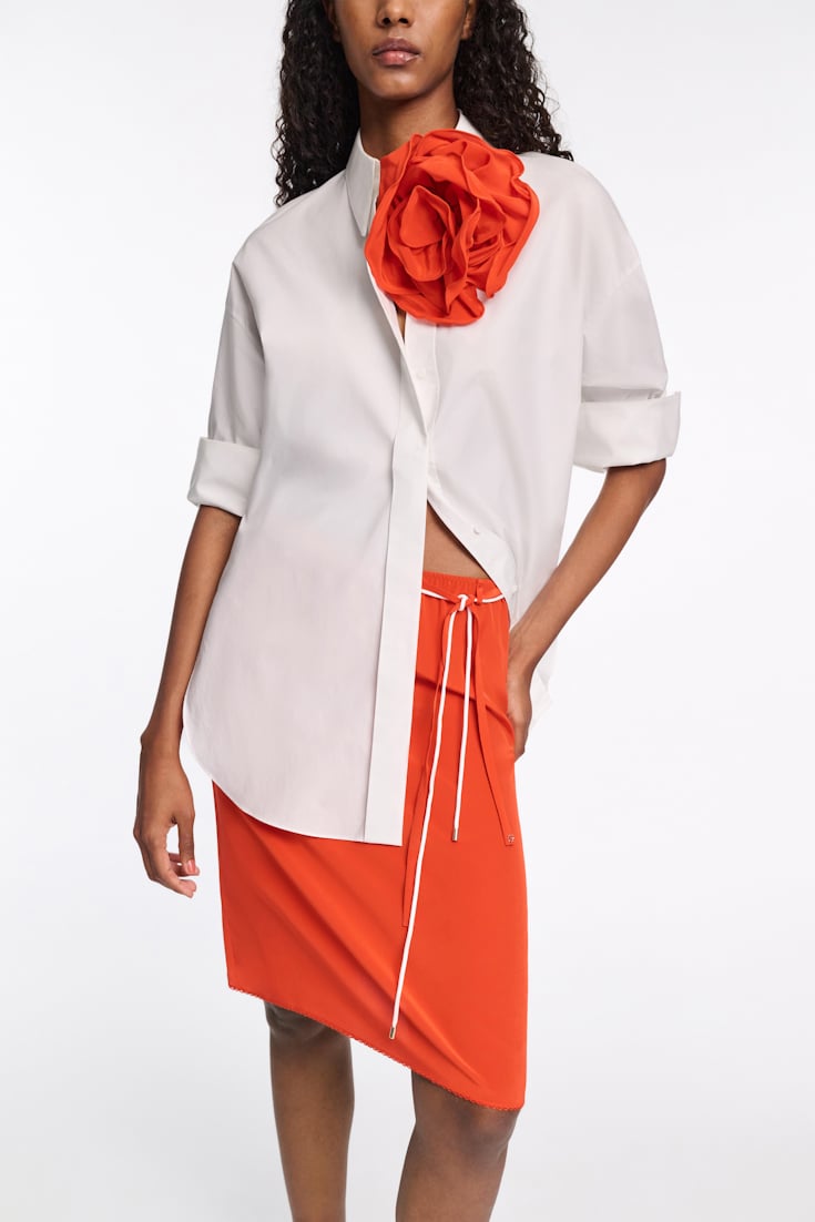 Dorothee Schumacher Seidenrock mit Maxi-Blumenbrosche orange