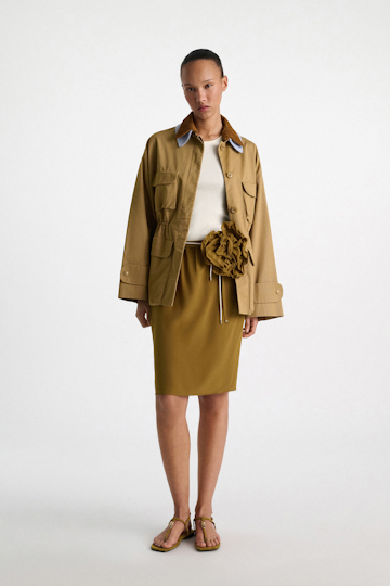 Dorothee Schumacher Seidenrock–Tube-Top Hybrid mit Maxi-Blumenbrosche lime