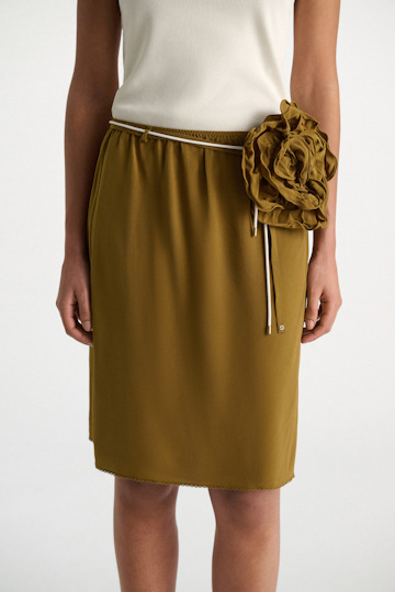 Dorothee Schumacher Seidenrock–Tube-Top Hybrid mit Maxi-Blumenbrosche lime