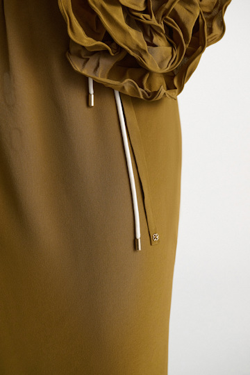 Dorothee Schumacher Seidenrock–Tube-Top Hybrid mit Maxi-Blumenbrosche lime