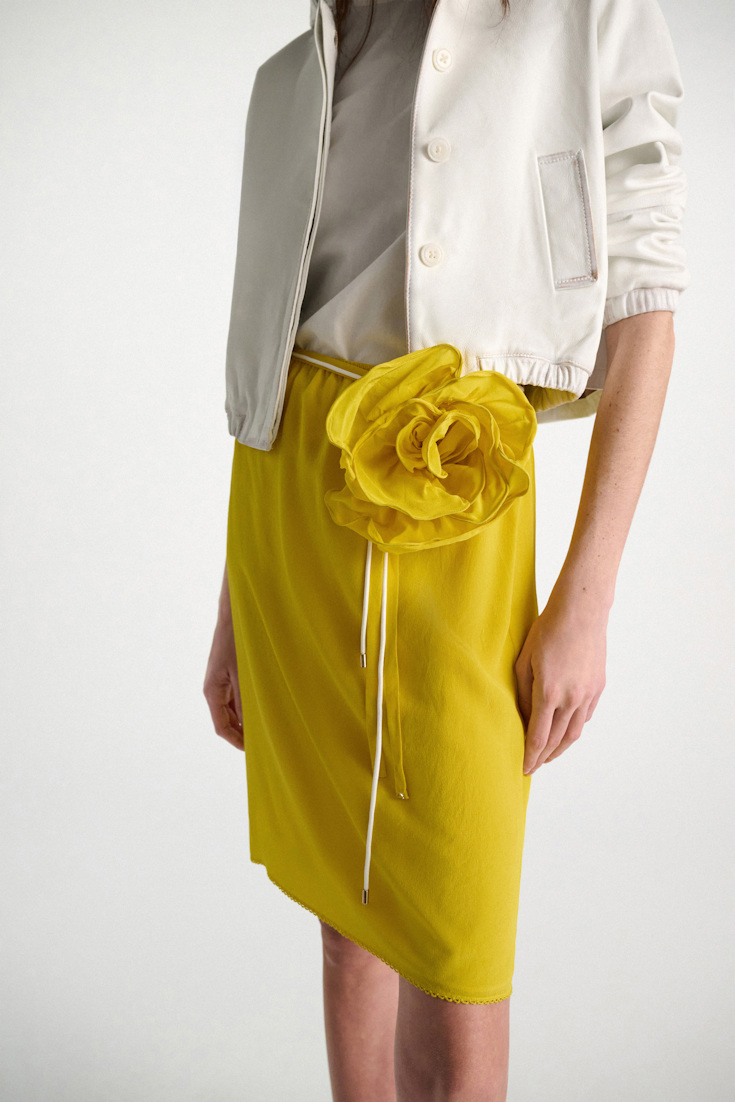 Dorothee Schumacher Seidenrock–Tube-Top Hybrid mit Maxi-Blumenbrosche lime