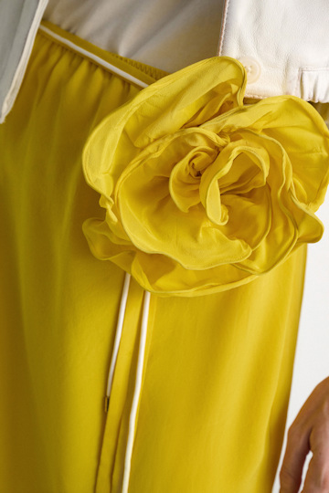 Dorothee Schumacher Seidenrock–Tube-Top Hybrid mit Maxi-Blumenbrosche lime