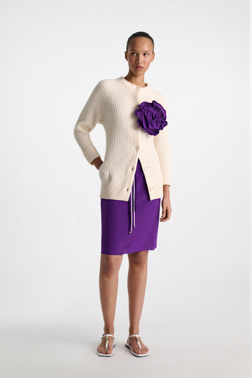 Dorothee Schumacher Seidenrock–Tube-Top Hybrid mit Maxi-Blumenbrosche lilac