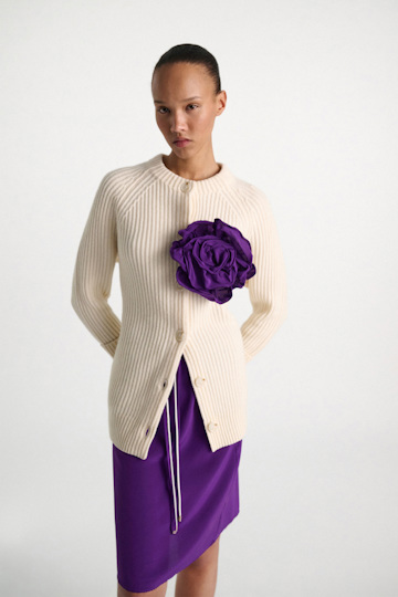 Dorothee Schumacher Seidenrock–Tube-Top Hybrid mit Maxi-Blumenbrosche lilac