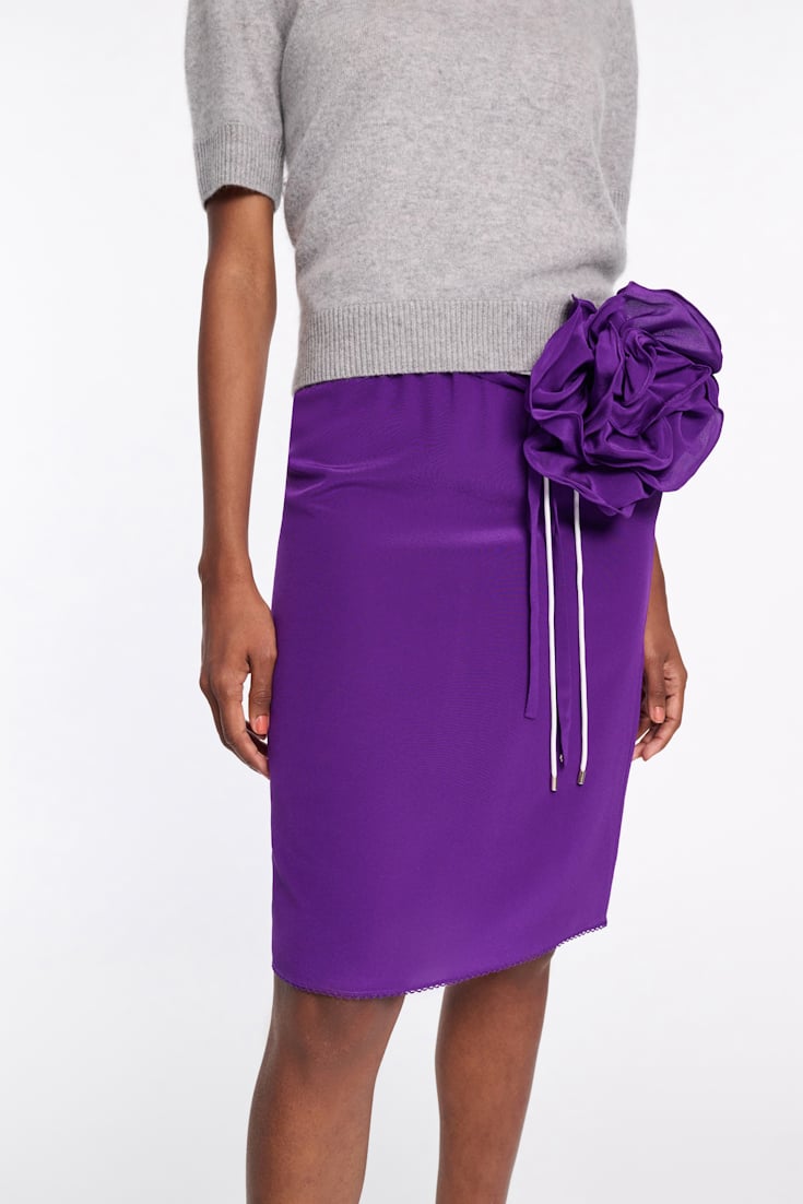 Dorothee Schumacher Seidenrock mit Maxi-Blumenbrosche lilac