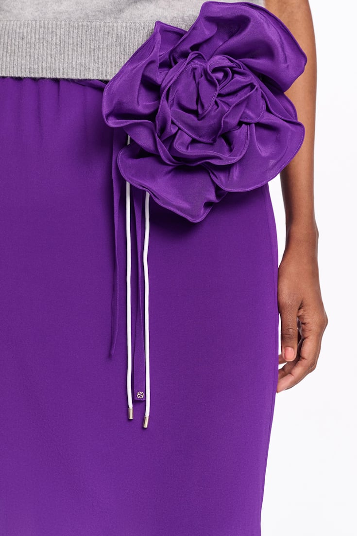 Dorothee Schumacher Seidenrock mit Maxi-Blumenbrosche lilac