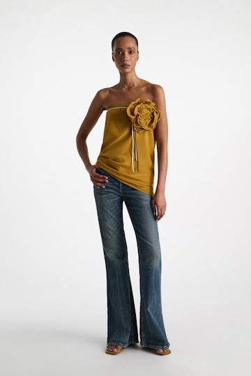 Dorothee Schumacher Seidenrock–Tube-Top Hybrid mit Maxi-Blumenbrosche curry